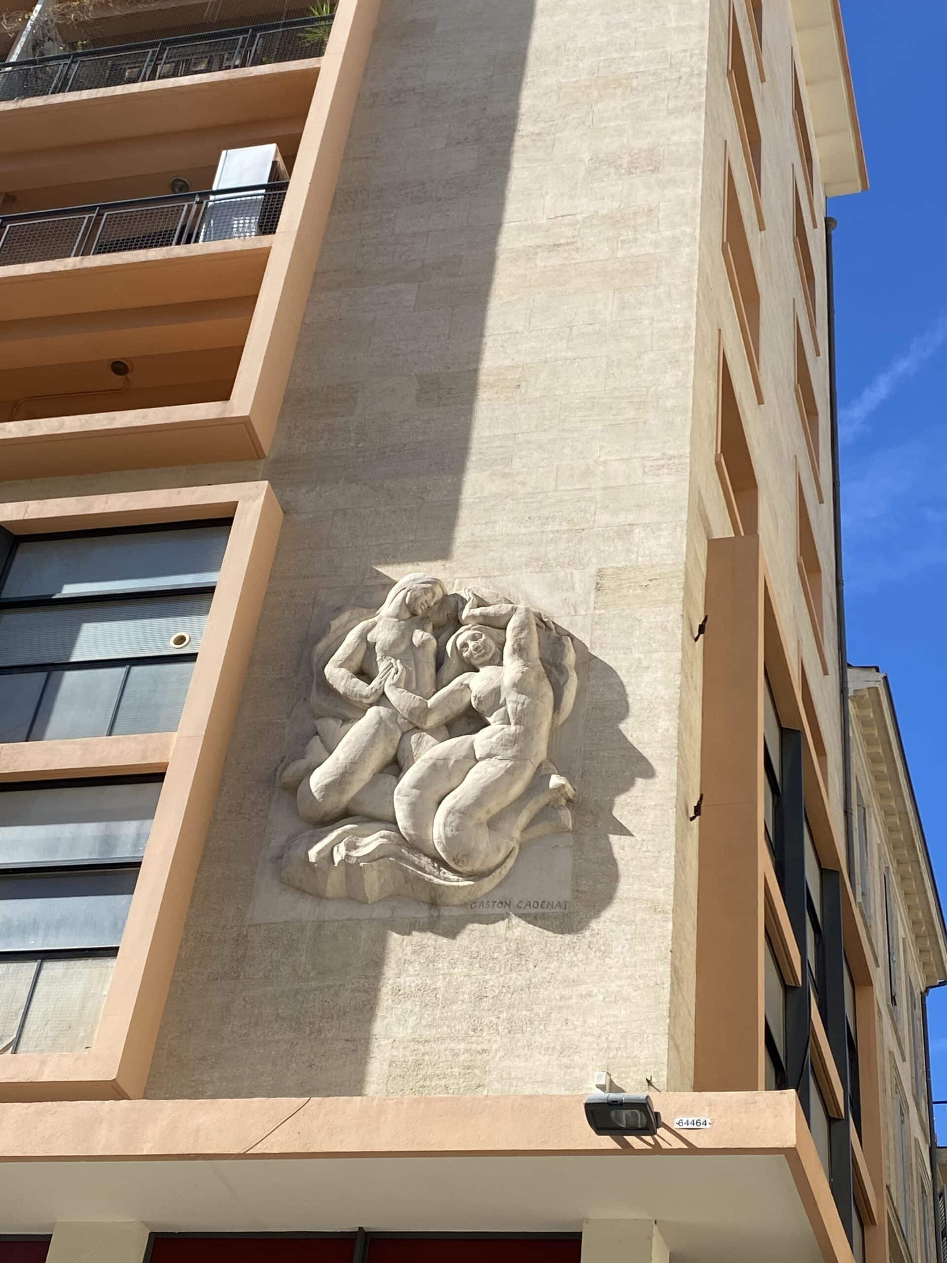 Détaille de sculpture sur façade immeuble. Mandataire immobilier Marseille